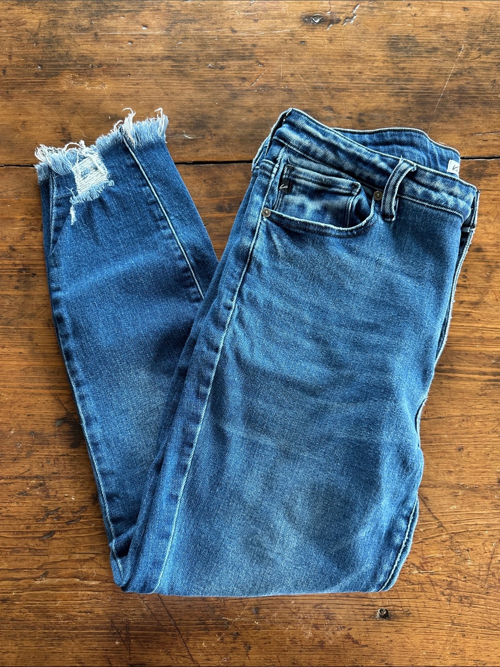 KanCan Estilo Medium Blue Frayed Hem Ankle Crop Jeans